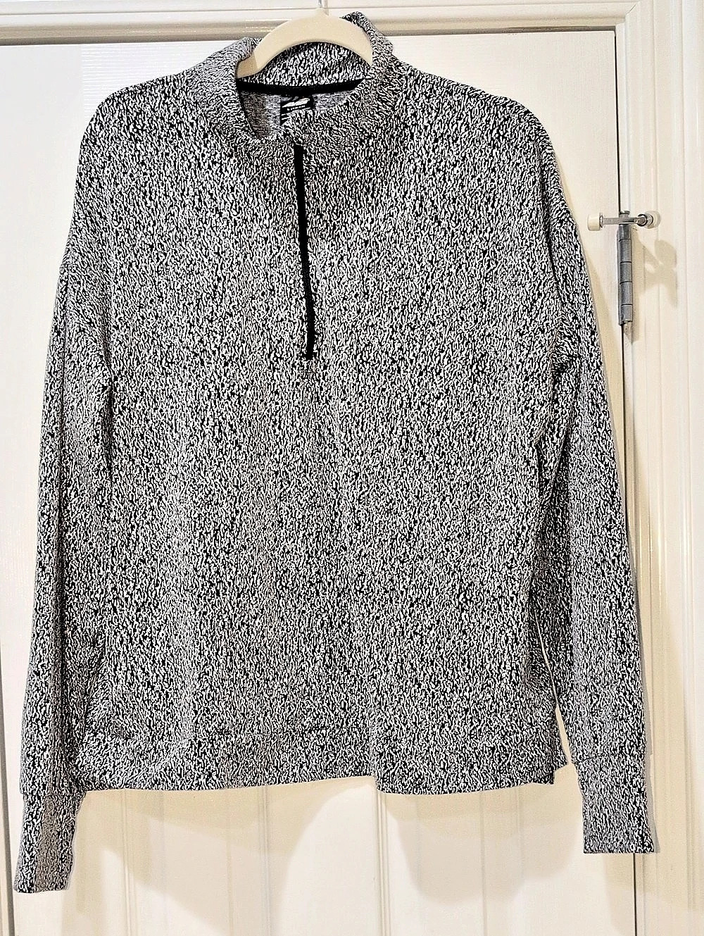 AVIA Girls Long Sleeve Pullover in Black & White Size Large Like